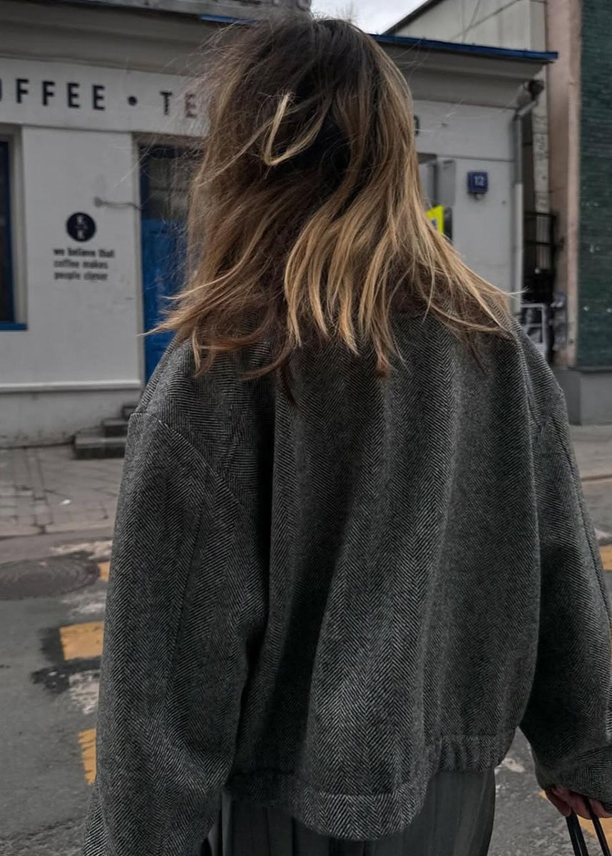 Lena Herringbone Wool Jacket – Structured Zip-Up with Oversized Pockets