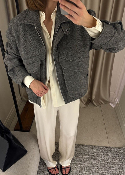 Lena Herringbone Wool Jacket – Structured Zip-Up with Oversized Pockets