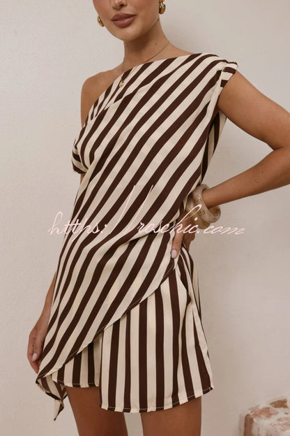 Unique Printed Asymmetrical Off-shoulder Top and Elastic Waist Casual Pocket Shorts Set