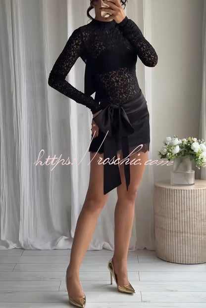 Anna Satin Bow Appliqu¡§| Mid Rise Lace Hem Mini Skirt