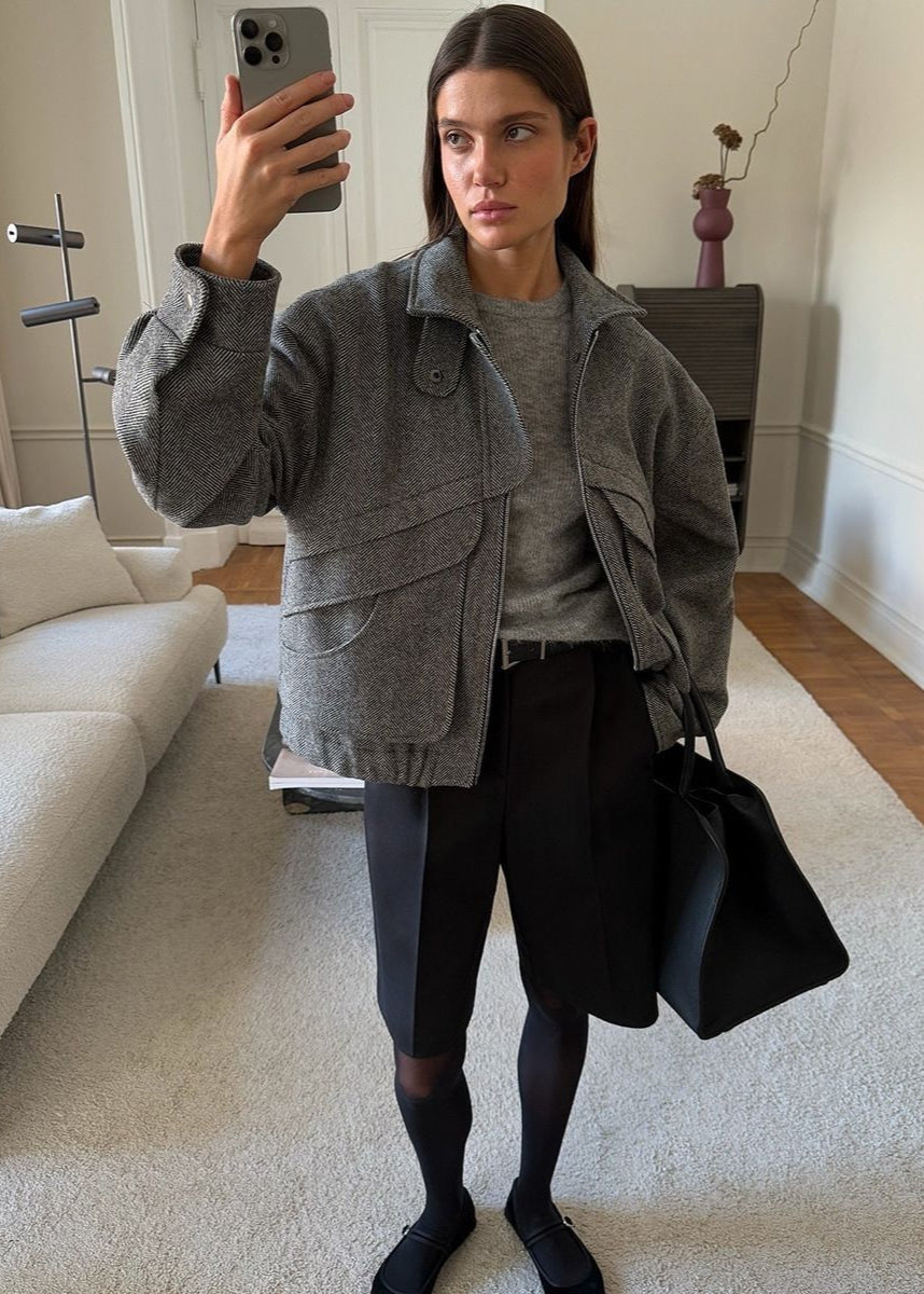 Lena Herringbone Wool Jacket – Structured Zip-Up with Oversized Pockets