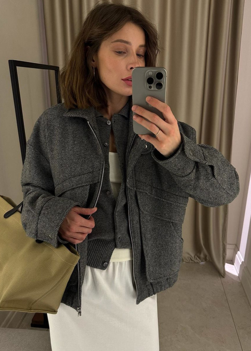 Lena Herringbone Wool Jacket – Structured Zip-Up with Oversized Pockets