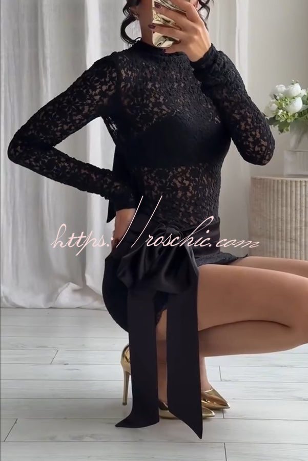Anna Satin Bow Appliqu¡§| Mid Rise Lace Hem Mini Skirt