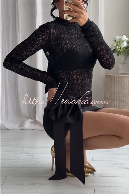 Anna Satin Bow Appliqu¡§| Mid Rise Lace Hem Mini Skirt